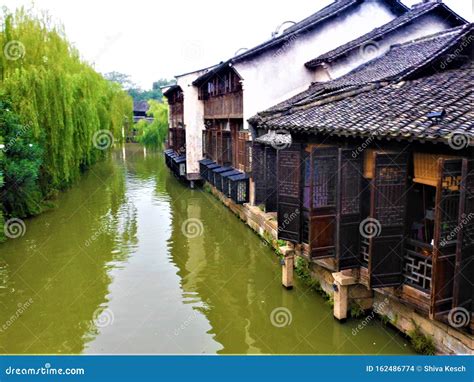 烏鎮和橫店哪個好玩：在江南水鄉與古剎之間尋找心靈的歸宿